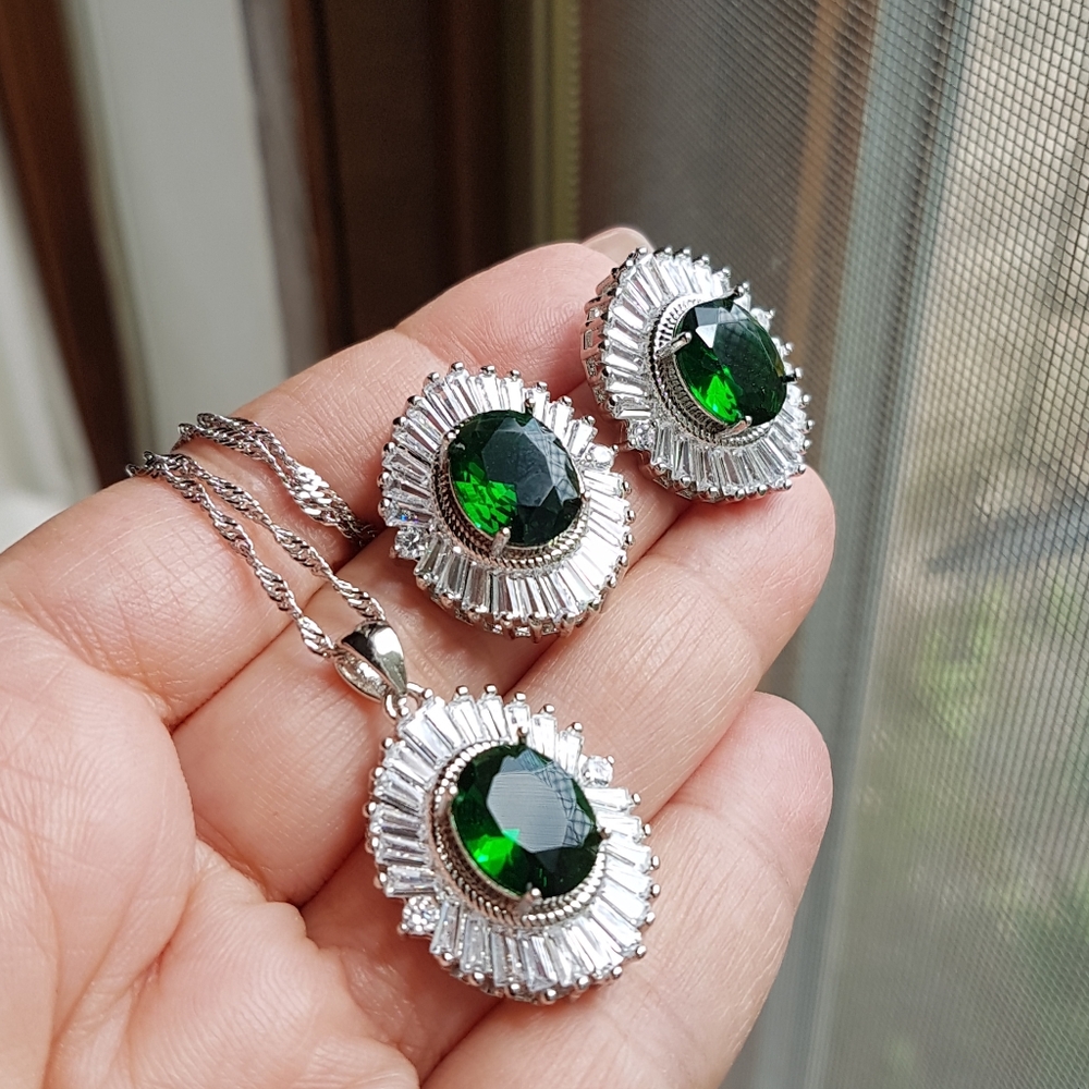 Swarovski Elements 925 Silver Emerald Green Oval Baguette Starburst Ring NEW - Picture 13 of 13